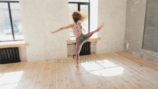 Mujer bailando danza contemporánea — Vídeo de stock