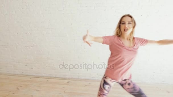 Mulher dançando hip hop dança em um estúdio branco — Vídeo de Stock