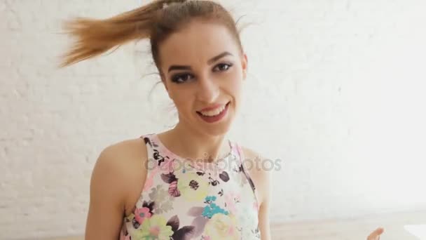 Rolig tjej roterande hennes hår — Stockvideo