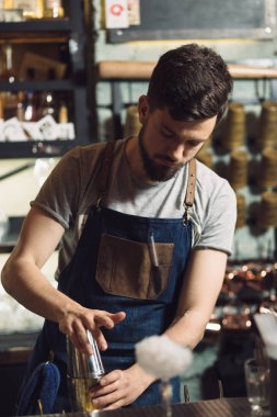 Genç erkek barmen bir alkol kokteyl hazırlama