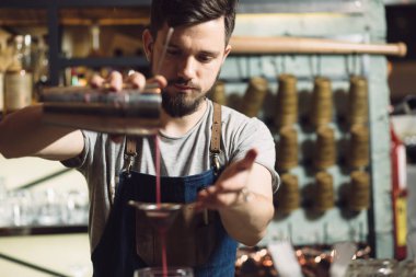 Genç erkek barmen bir alkol kokteyl hazırlama