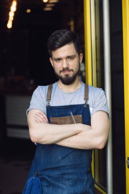 Barmen bir kapının yanında bar