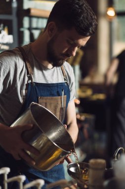 Genç erkek barmen bir alkol kokteyl hazırlama