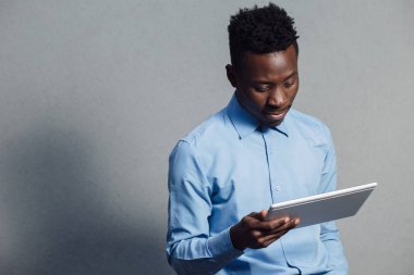 Tablet Pc ekranına bakan adam