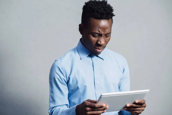 Afrikanisch-amerikanischer Mann im blauen Hemd mit Tablet-PC — Stockfoto