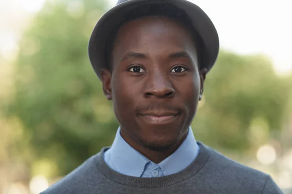Афроамериканців людини в капелюсі в літо — стокове фото