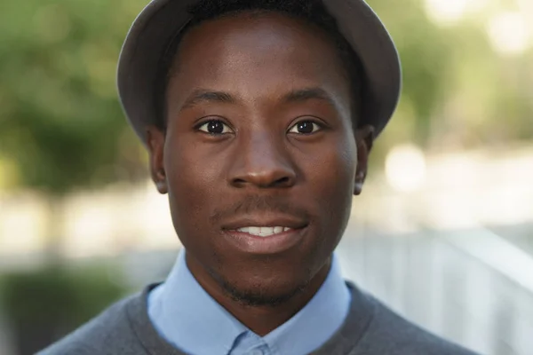 Африканский американский мужчина в шляпе летом — стоковое фото