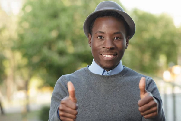 Hombre afroamericano en sombrero dando dos pulgares hacia arriba — Foto de Stock