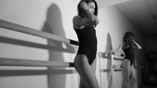 Mulher em bodysuit fazendo exercício no barre no salão — Vídeo de Stock