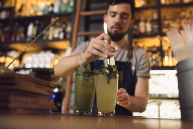 Genç erkek barmen bir alkol kokteyl hazırlama