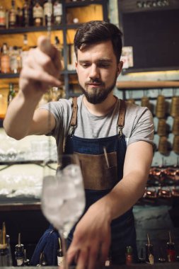 Genç erkek barmen bir alkol kokteyl hazırlama