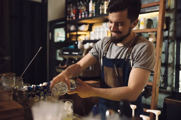 Mladý muž barman připravuje koktejl alkoholu — Stock fotografie