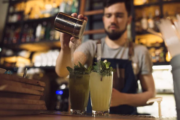 Mladý muž barman připravuje koktejl alkoholu — Stock fotografie