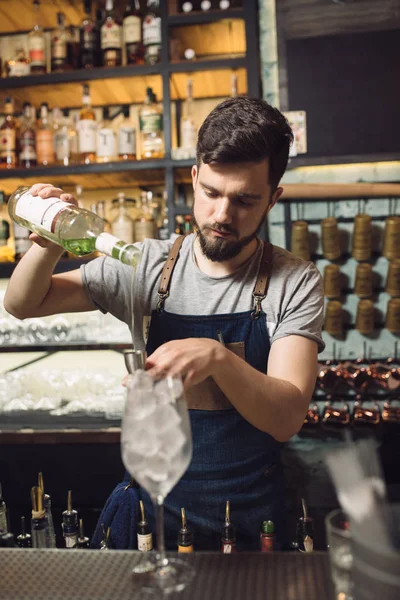 Mladý muž barman připravuje koktejl alkoholu — Stock fotografie