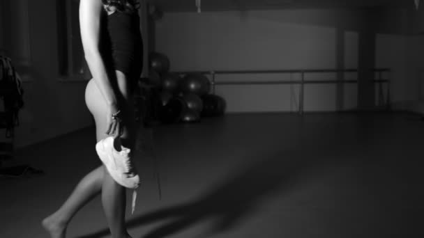 紧身衣的女人把运动鞋扔在地板上 — 图库视频影像
