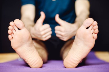 Erkek ayak üzerinde yer paspası