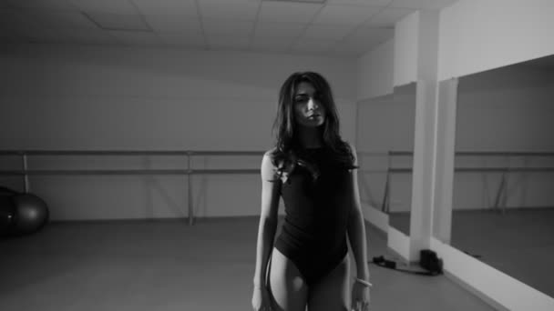 Сексуальна жінка в боді-костюмі, що висить на trx у фітнес-центрі — стокове відео