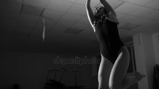 Sexy woman in bodysuit hanging on trx in fitness center — Stock Video