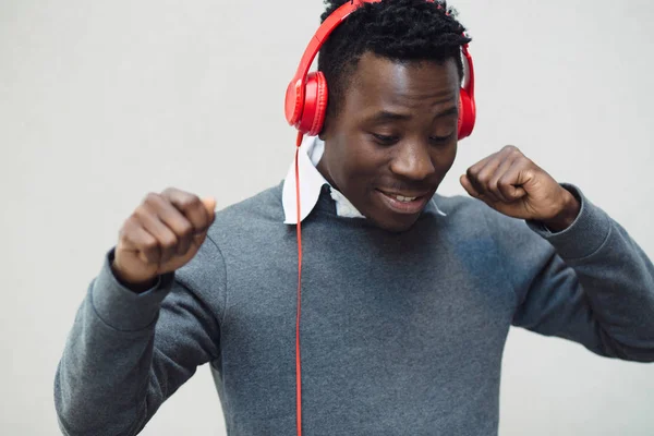 Αφρικανική αμερικανική άνθρωπος να ακούσετε μουσική με τα ακουστικά — Φωτογραφία Αρχείου