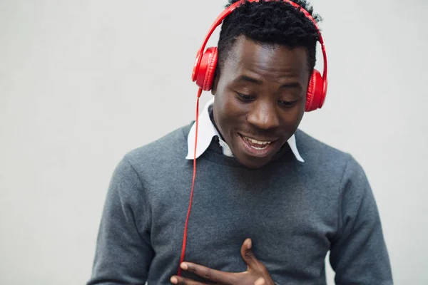 Αφρικανική αμερικανική άνθρωπος να ακούσετε μουσική με τα ακουστικά — Φωτογραφία Αρχείου