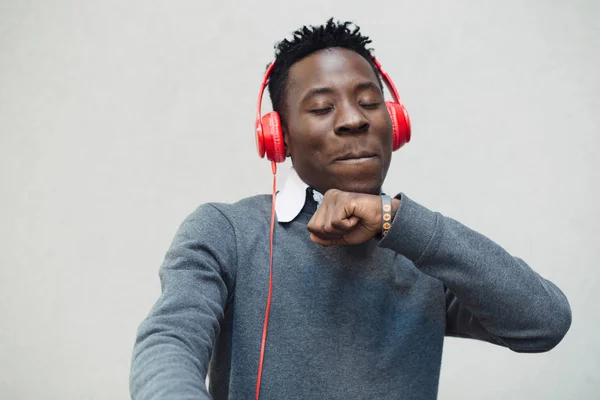 Африканский американец слушает музыку в наушниках — стоковое фото