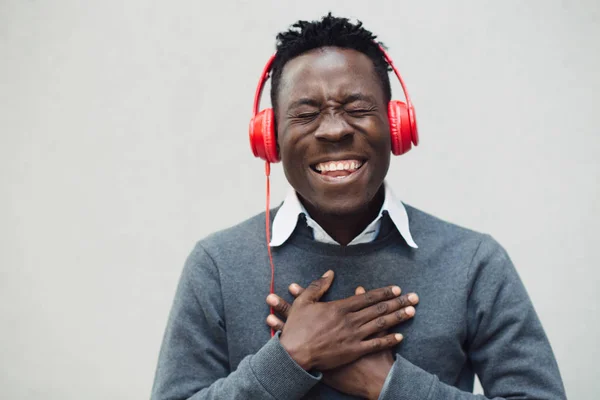 Africano americano hombre escuchar música con auriculares — Foto de Stock