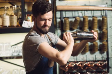 Genç erkek barmen bir alkol kokteyl hazırlama