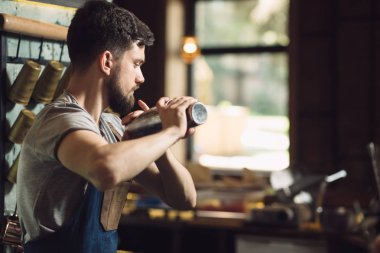 Genç erkek barmen bir alkol kokteyl hazırlama