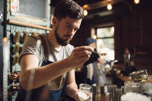 Ung manlig bartender förbereder en alkohol cocktail — Stockfoto