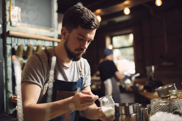 Jonge mannelijke barman voorbereiding van een alcohol-cocktail — Stockfoto