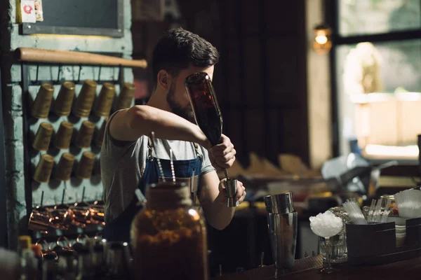 アルコール カクテルを準備する若い男性バーテンダー — ストック写真