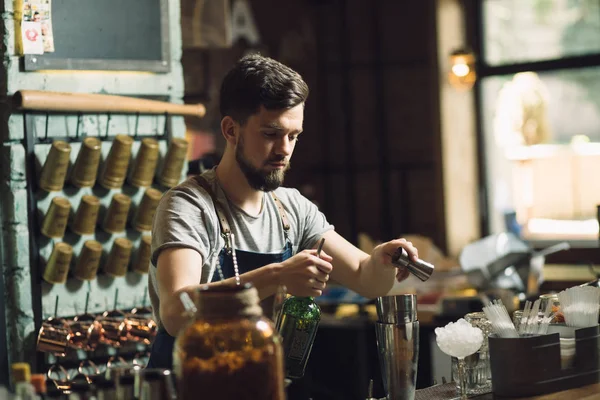 Jovem barman masculino preparando um coquetel de álcool — Fotografia de Stock
