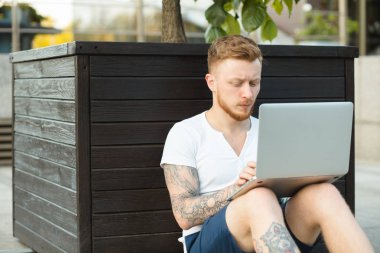 Serbest her yerde çalışıyor