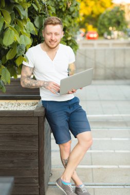 Adam serbest için zevk her yerde çalışıyor. O dizüstü dışında kullanma.