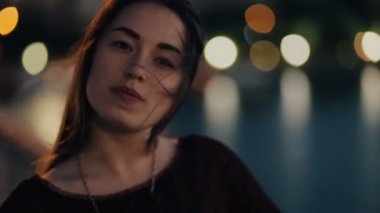 Rahat kadın, duygu, yaz gecesi o bir köprü