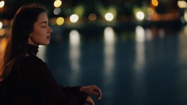 Rahat kadın, duygu, yaz gecesi o bir köprü