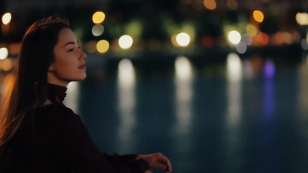 Entspannte Frau, Sommernachtsgefühl, sie auf einer Brücke — Stockvideo