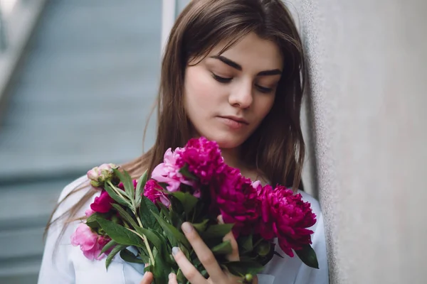 Женщина с цветами букет пионов — стоковое фото