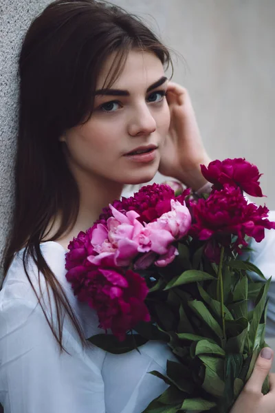 Woman holding flowers peonies bouquet — Stock Photo, Image