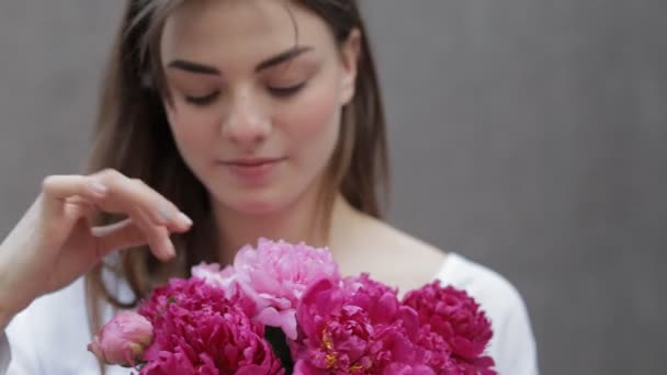 Femme renifle bouquet de fleurs — Video