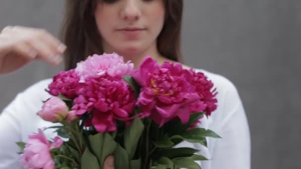 Femme renifle bouquet de fleurs — Video