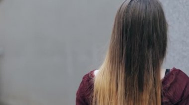 Güzel oynak kadın hızlı bir şekilde kapatmak onun baş ve gülümseme