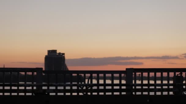 Silhueta de mulher que anda em uma ponte de tarde — Vídeo de Stock