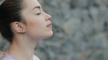 Güzel kadın Yoga egzersiz yaz günü itibariyle uygulamak