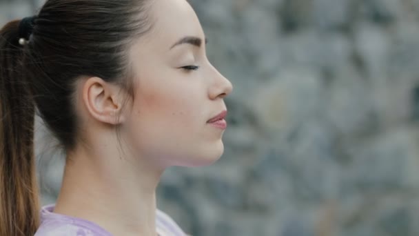 Hezká žena cvičí jóga cvičení v letním dni — Stock video