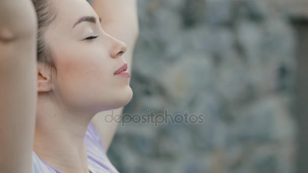 Mujer bonita practicando ejercicio de yoga en el día de verano — Vídeo de stock