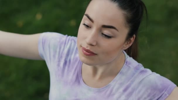 Vrouw praktizerende yoga buiten — Stockvideo