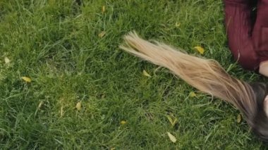 Bir çim üzerinde yalan ve yaz gününde rahatlatıcı güzel kadın