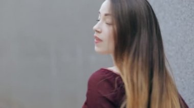 Güzel oynak kadın hızlı bir şekilde kapatmak onun baş ve gülümseme