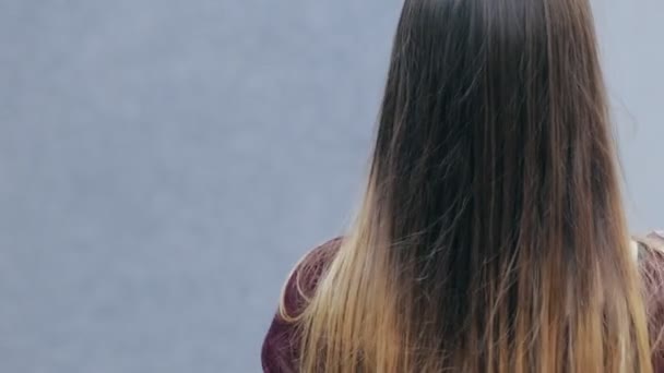 Mooie speelse vrouw snel veranderen haar hoofd en glimlach — Stockvideo